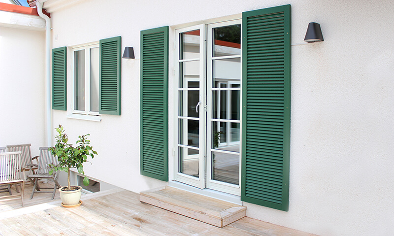 Pardörrar i trä ut till altan.