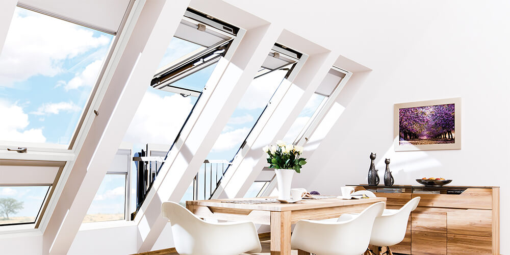 Bild från ett hem med installerade takfönster och balkongfönster.