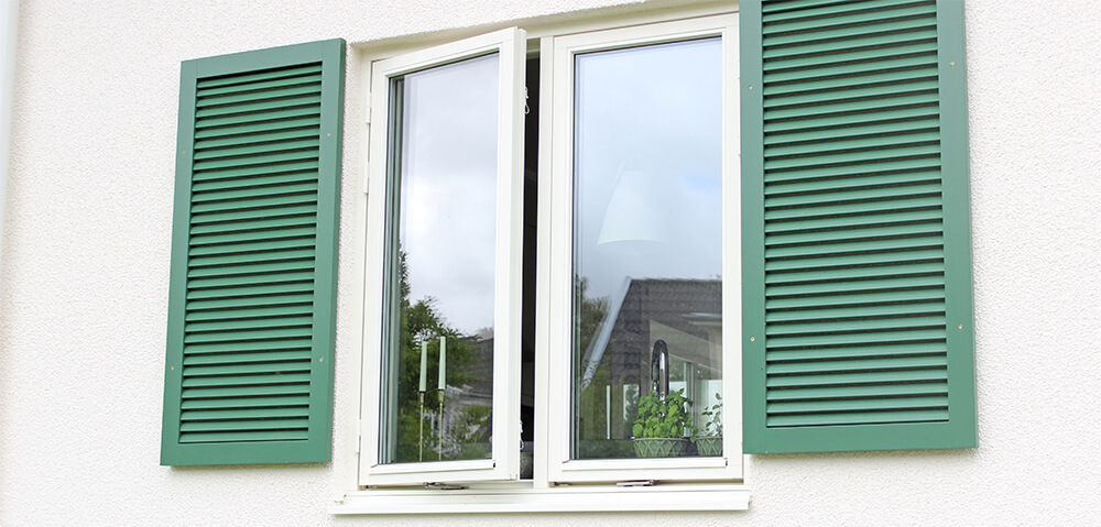 Referensobjekt på vita träfönster.